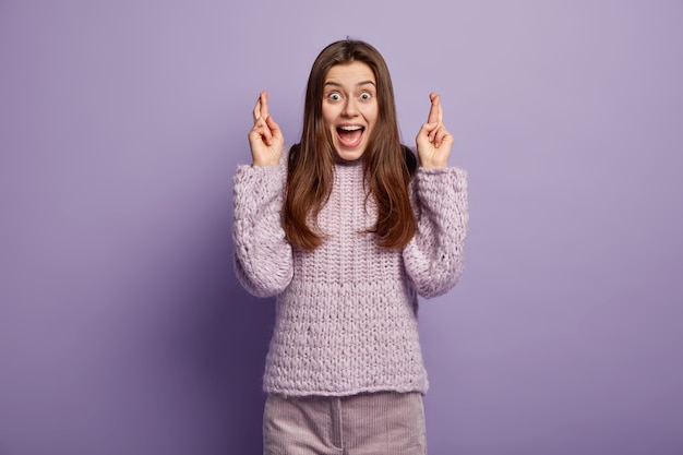 Jovem morena com roupas de inverno aconchegantes