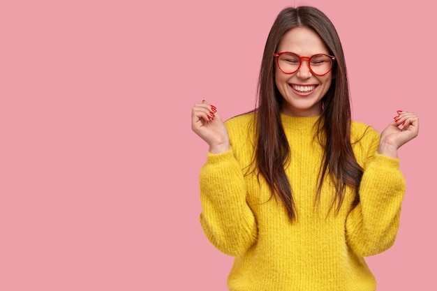 Jovem morena com suéter amarelo