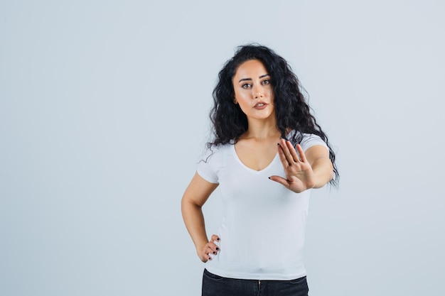 Jovem morena com uma camiseta branca