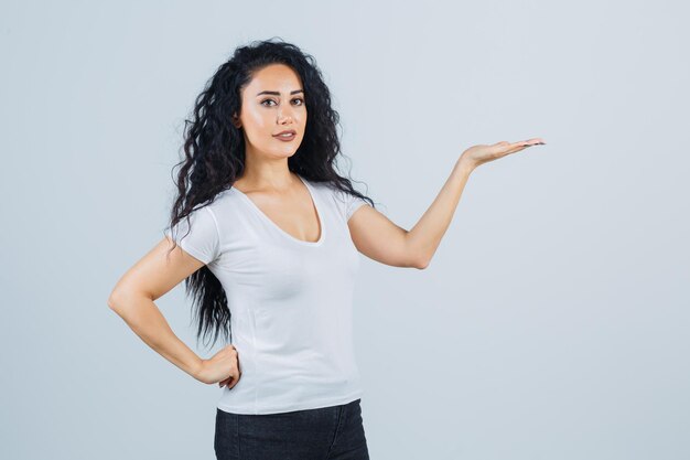 Jovem morena com uma camiseta branca