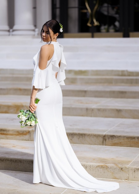 Jovem morena com vestido de casamento elegante