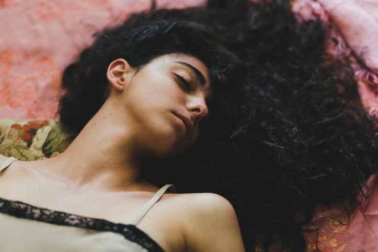 Foto grátis jovem morena dormindo no chão