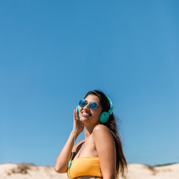 Jovem morena em fones de ouvido