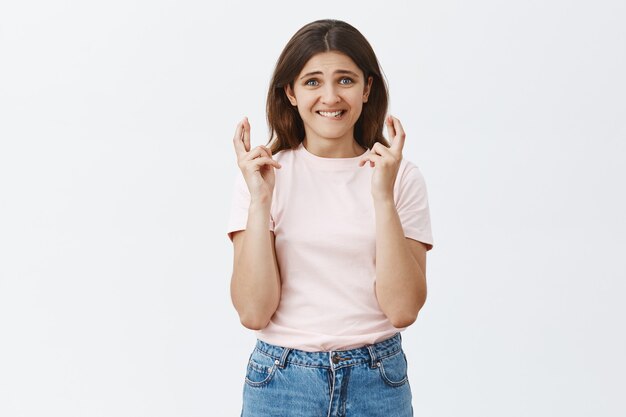 Jovem morena preocupada esperançosa posando