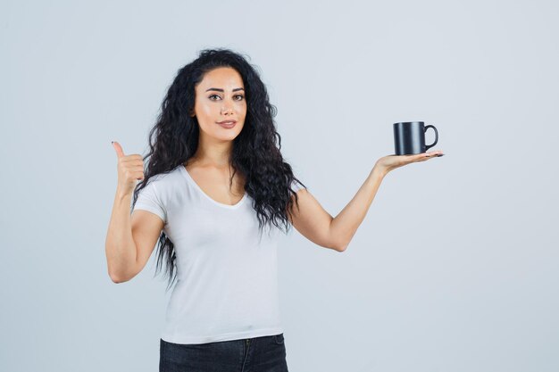 Jovem morena segurando uma caneca