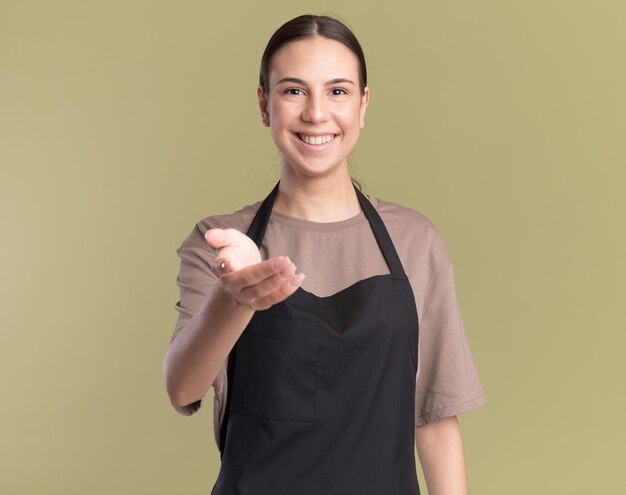 Jovem morena sorridente de uniforme