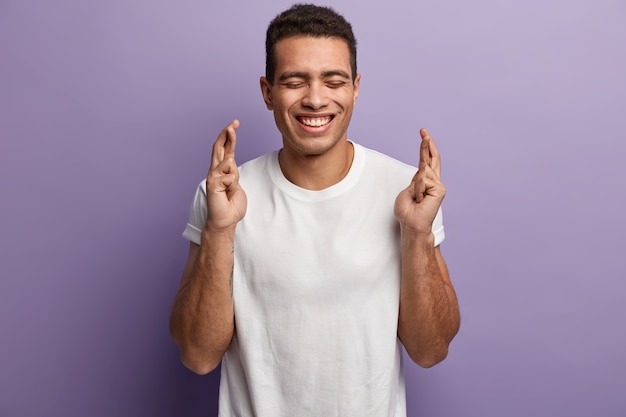 Foto grátis jovem moreno vestindo camiseta branca