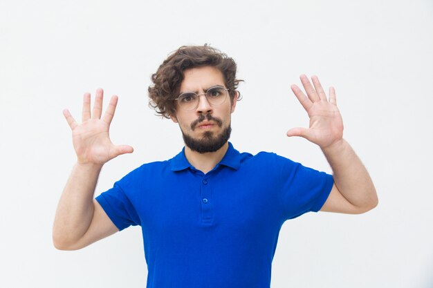 Jovem, mostrando as palmas das mãos como o gesto de parada.