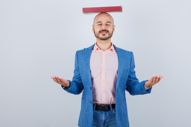 Jovem mostrando gesto de meditação