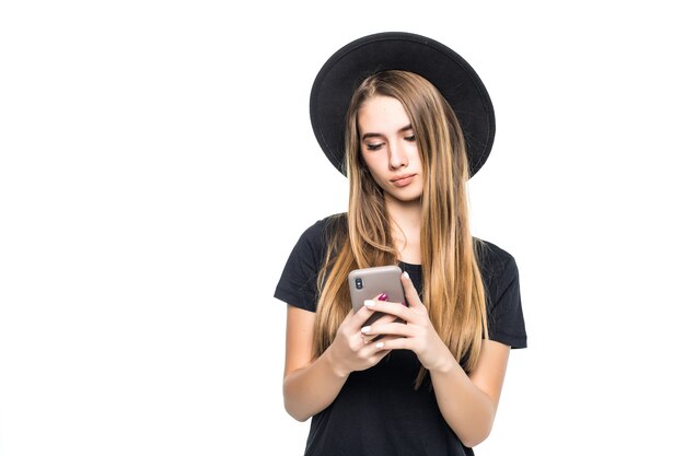 Jovem muito fofa com telefone celular isolado em um fundo branco