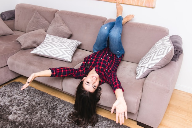 Foto grátis jovem mulher a brincar na sala de estar a sorrir