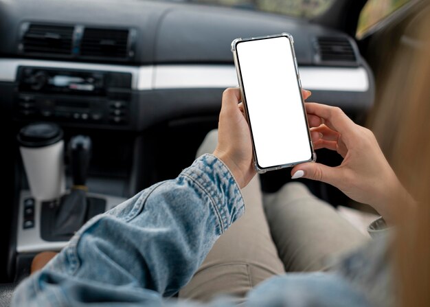 Jovem mulher a navegar no telemóvel