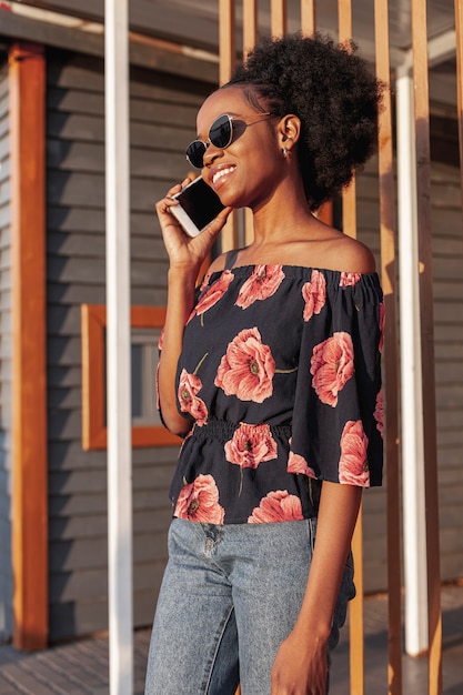 Foto grátis jovem mulher africana falando ao telefone