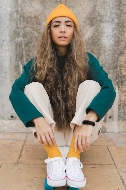 Jovem mulher ao ar livre com skate