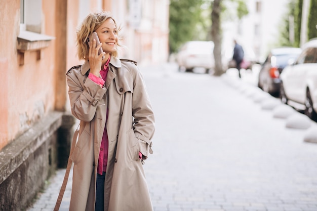 Jovem mulher às compras on-line no telefone