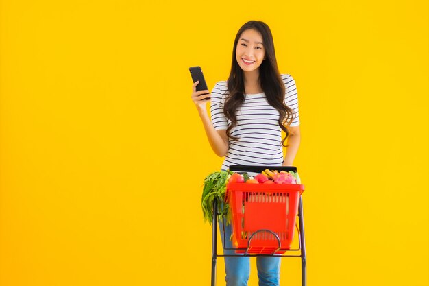 jovem mulher asiática compras de supermercado