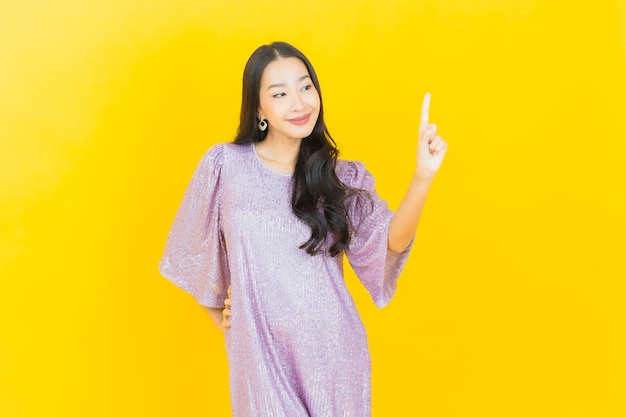 jovem mulher asiática sorrindo em amarelo