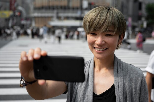Jovem mulher asiática tirando uma selfie