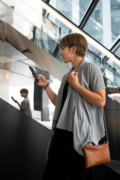 Jovem mulher asiática verificando o telefone