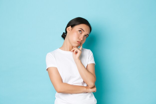 Jovem mulher asiática vestindo uma camiseta casual posando