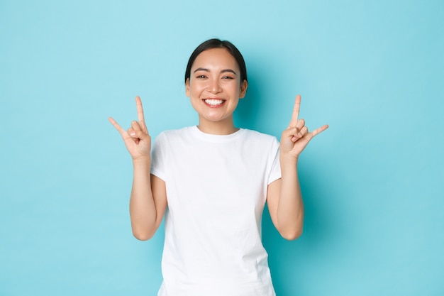 Jovem mulher asiática vestindo uma camiseta casual posando