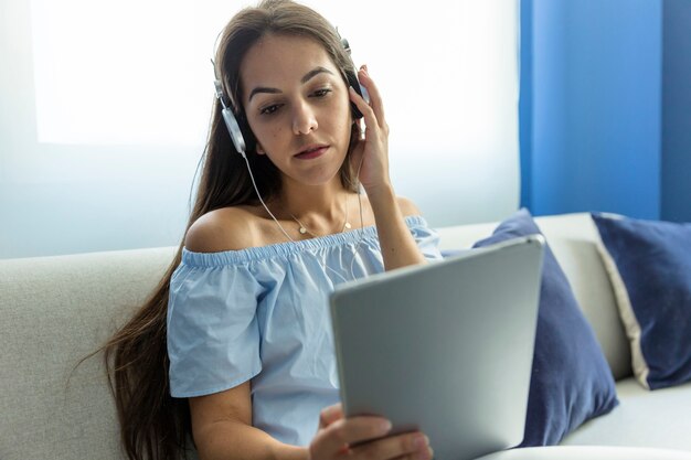 Jovem mulher assistindo vídeo no tablet