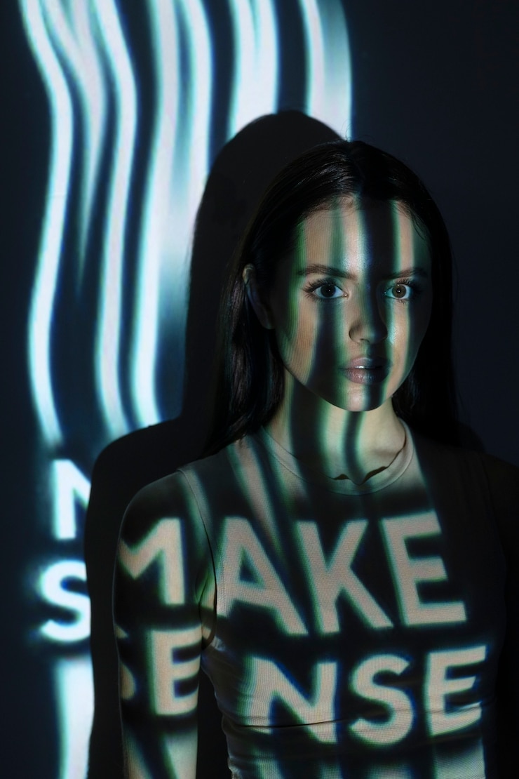 Foto grátis jovem mulher atirando com projetor plano médio