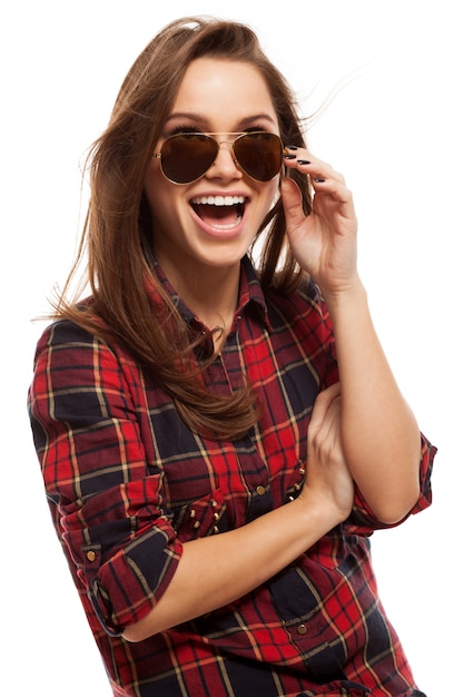 Jovem mulher atraente de camisa e óculos de sol