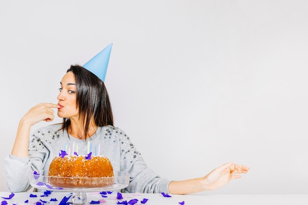 Jovem, mulher, atrás, aniversário, bolo