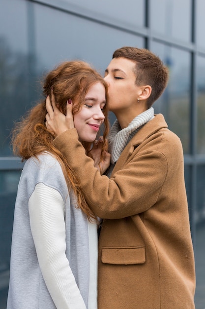 Foto grátis jovem mulher beijando seu parceiro