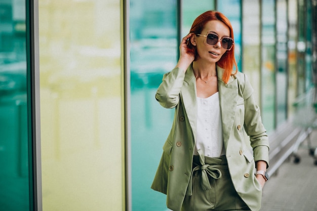 Jovem mulher bem sucedida bonita no terno verde