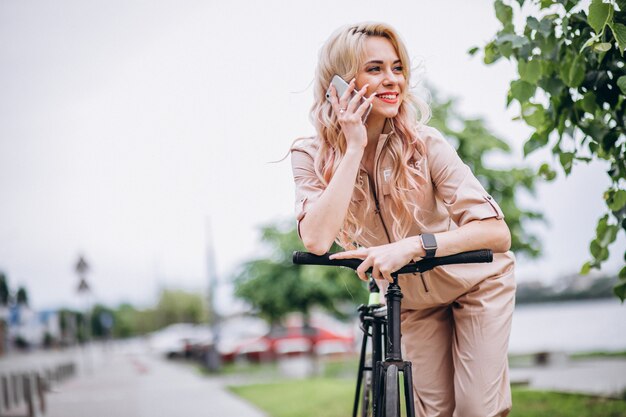 Jovem, mulher, bicicleta, parque