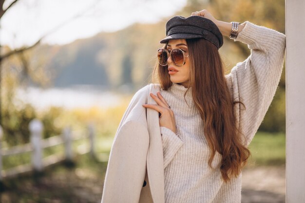 Jovem mulher bonita ao ar livre no parque