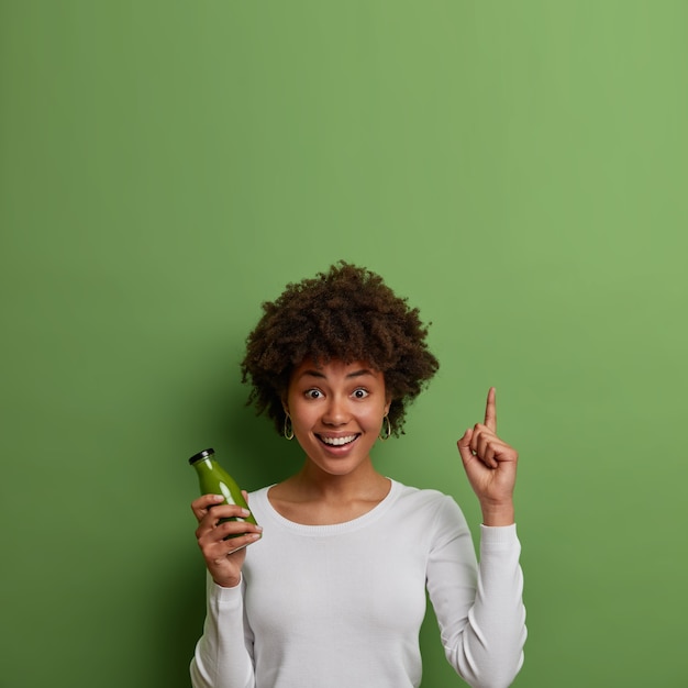 Jovem mulher bonita com cabelo encaracolado isolado