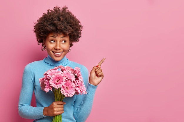 Jovem mulher bonita com cabelo encaracolado isolado