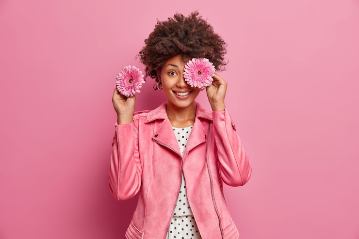 Foto grátis jovem mulher bonita com cabelo encaracolado isolado