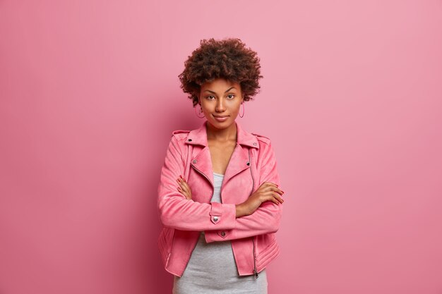 Jovem mulher bonita com cabelo encaracolado isolado