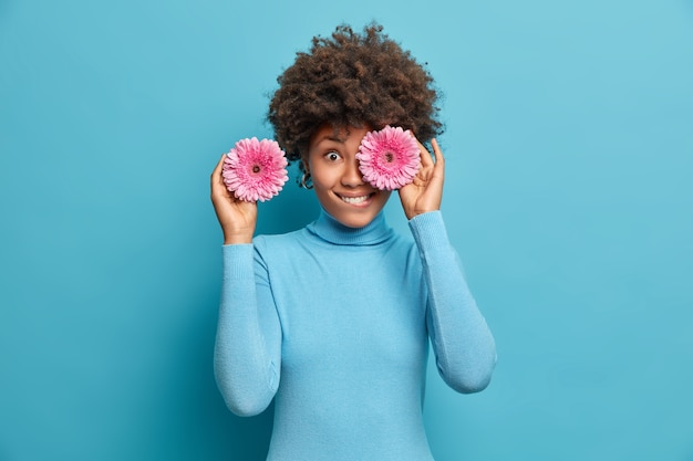 Jovem mulher bonita com cabelo encaracolado isolado