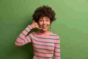 Foto grátis jovem mulher bonita com cabelo encaracolado isolado