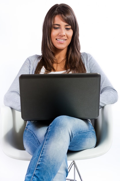 Jovem mulher bonita com laptop no estúdio