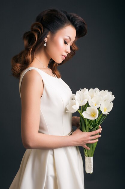 Jovem mulher bonita e elegante em vestido de noiva