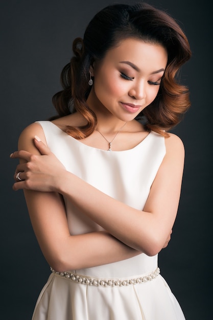 Jovem mulher bonita e elegante em vestido de noiva