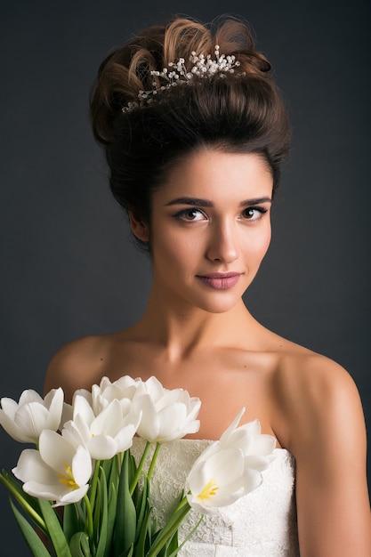 Jovem mulher bonita e elegante em vestido de noiva