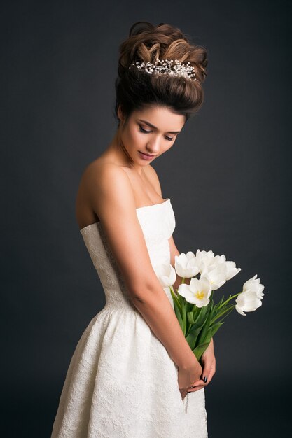 Jovem mulher bonita e elegante em vestido de noiva