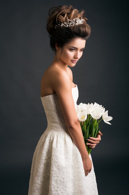 Jovem mulher bonita e elegante em vestido de noiva