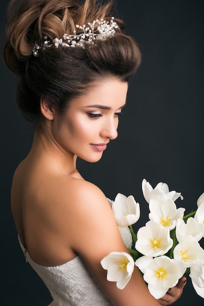 Jovem mulher bonita e elegante em vestido de noiva