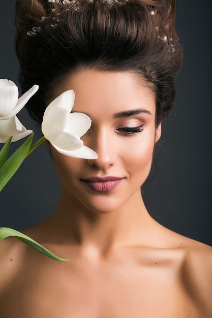 Jovem mulher bonita e elegante em vestido de noiva