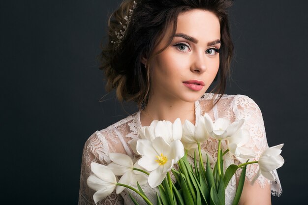 Jovem mulher bonita e elegante em vestido de noiva