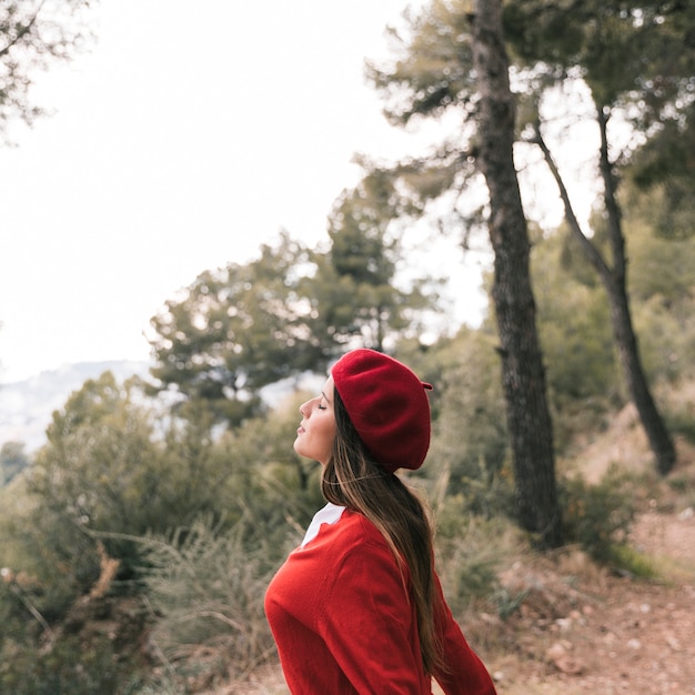 Foto grátis jovem mulher bonita elegante que aprecia o ar fresco