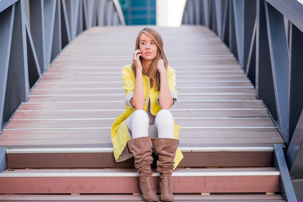 Jovem, mulher bonita falando no celular em bridge - mulher conversando no smartphone